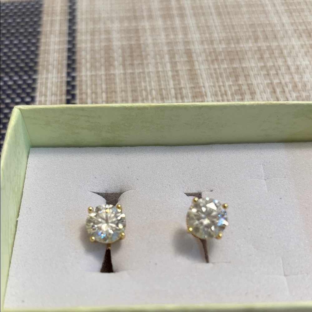 Moissanite Gold 4.0 cts Stud Earrings.
18k plated.
